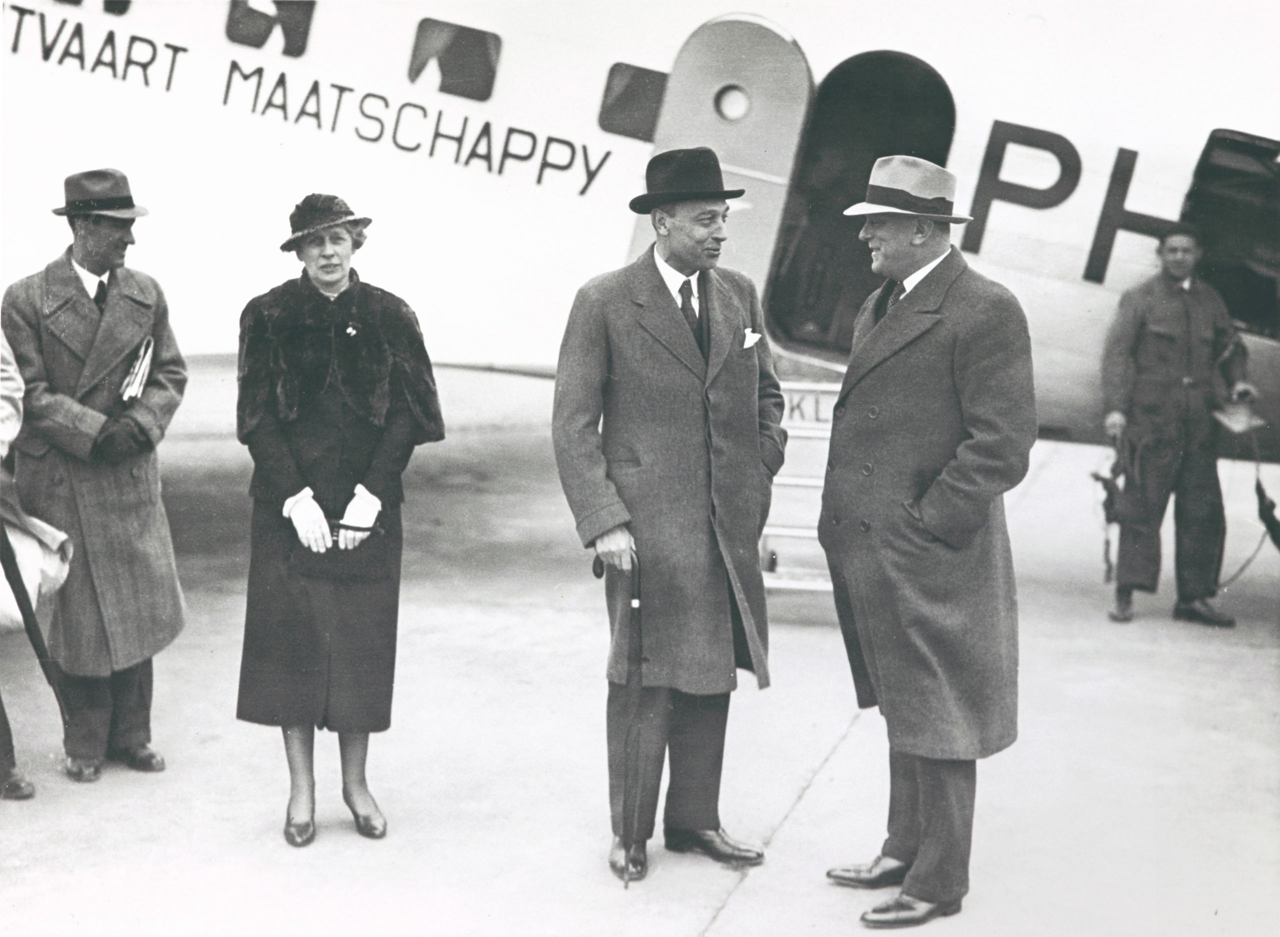SHV director Frits Fentener-van Vlissingen (left) and aviation pioneer Albert Plesman (right) in front of a KLM airplane in 1937.