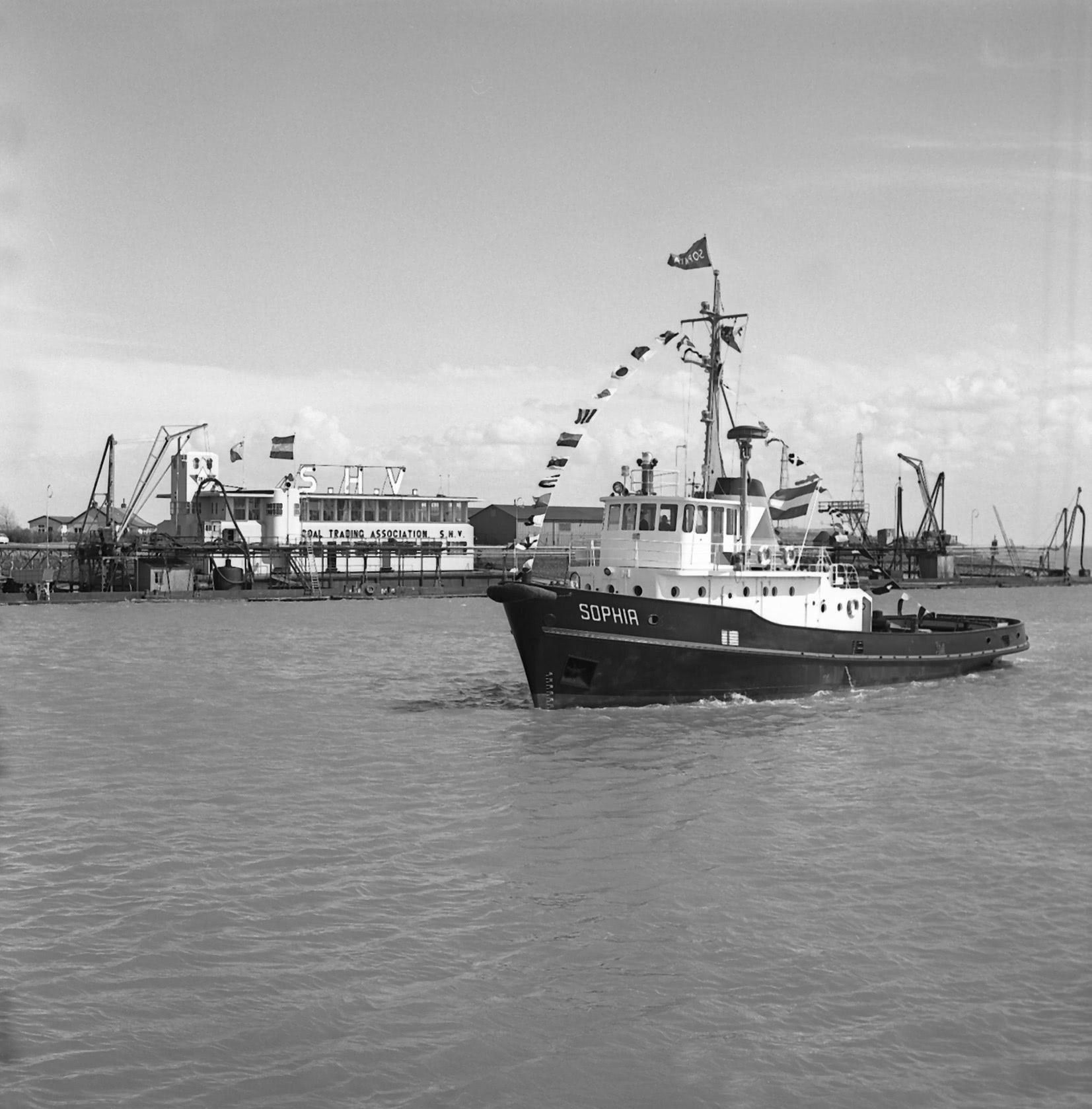 Tugboat ‘Sophia’ in front of the SHV bunkering station in Vlissingen, the Netherlands, 1962.