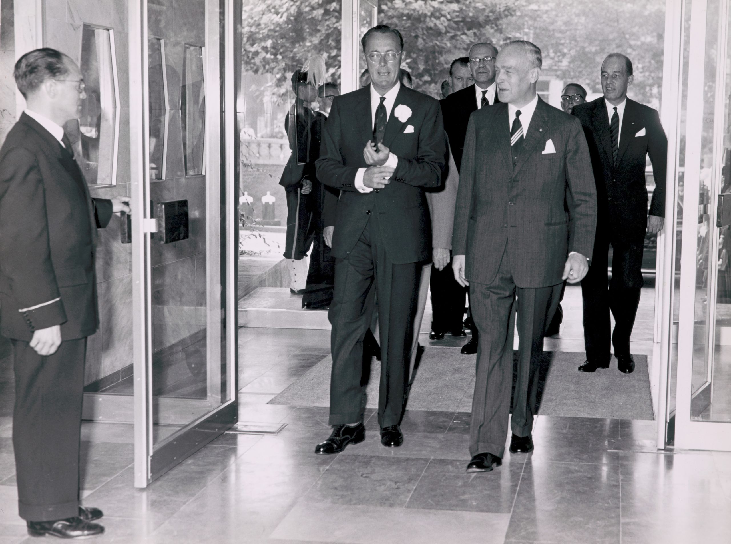 SHV director Jan Fentener van Vlissingen (right) with Prince Bernhard of the Netherlands (left) walking into the new headquarters, 1960.