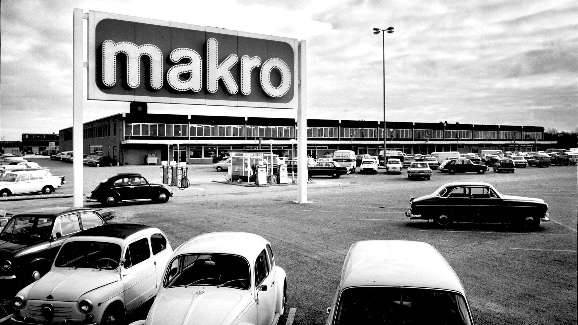 The first Makro store in De Flinesstraat 9 Amsterdam, complete with a petrol station operated by PAM – SHV’s oil brand.