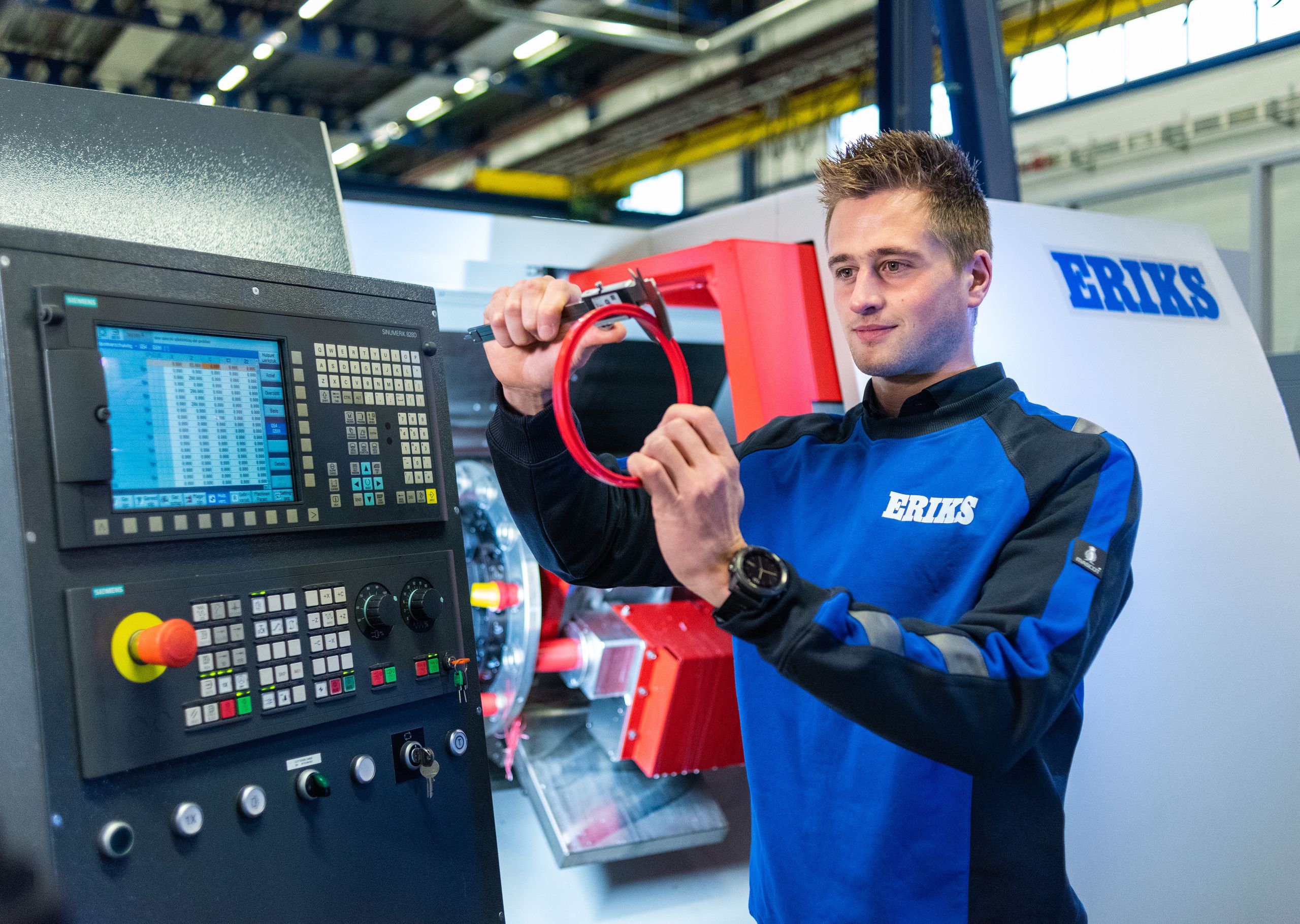 ERIKS employee working on the tailor-made gaskets produced in Alkmaar, 2022.