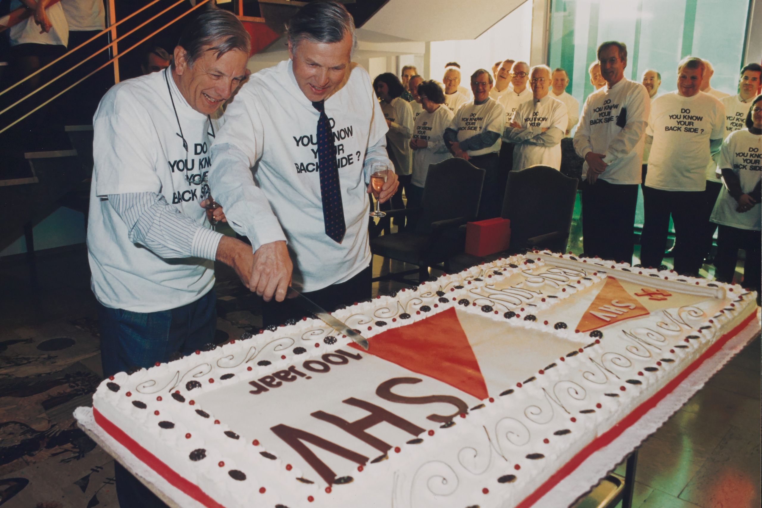 SHV directors Frits Fentener van Vlissingen and Paul Fentener van Vlissingen cut the cake at SHV’s 100th anniversary, 1996.