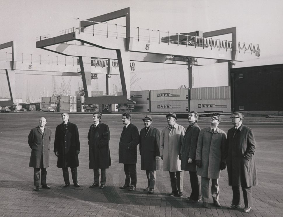 The SHV board visits Unitcentre, the company’s container transshipment branch in the Port of Rotterdam, c. 1975.